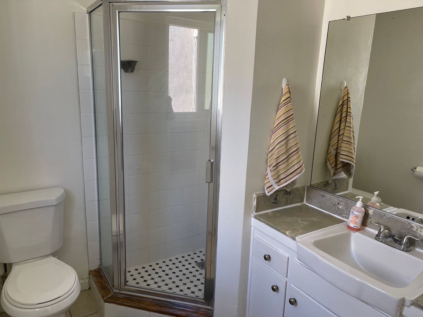 Redondo Beach Apartment: 522 Ave G
