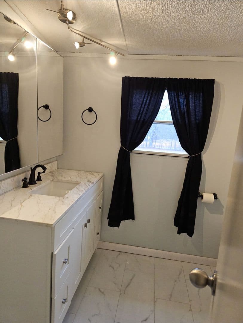 Newnan House: 340 Kelly Farm Road
