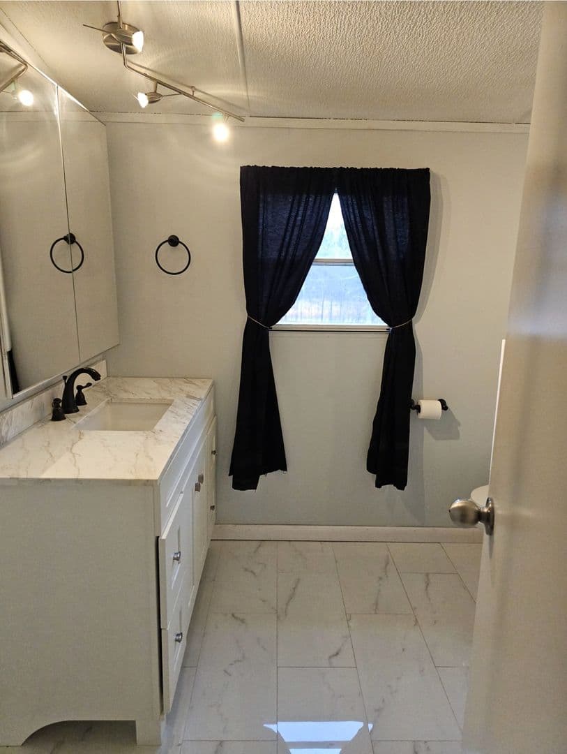 Newnan House: 340 Kelly Farm Road