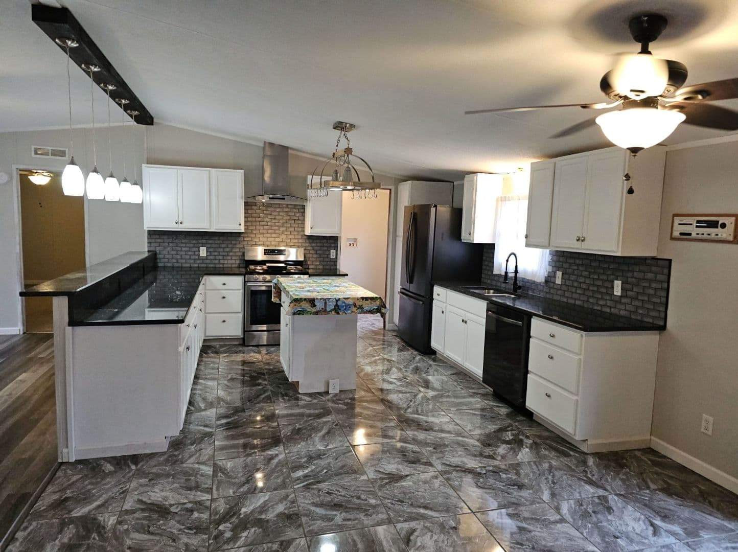 Newnan House: 340 Kelly Farm Road
