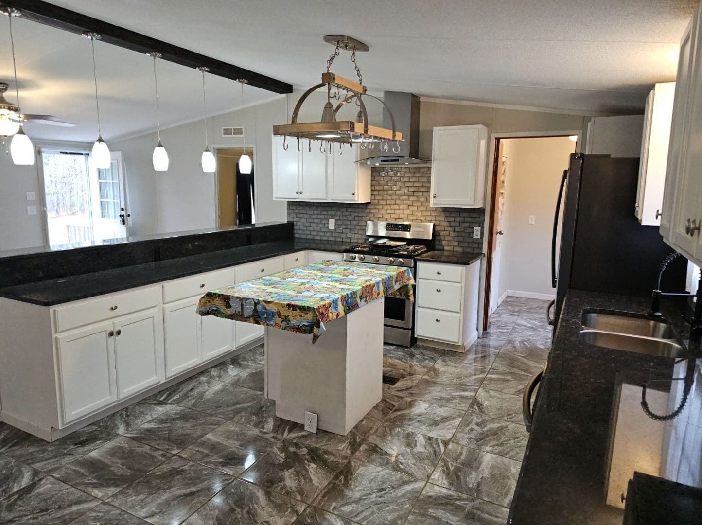 Newnan House: 340 Kelly Farm Road