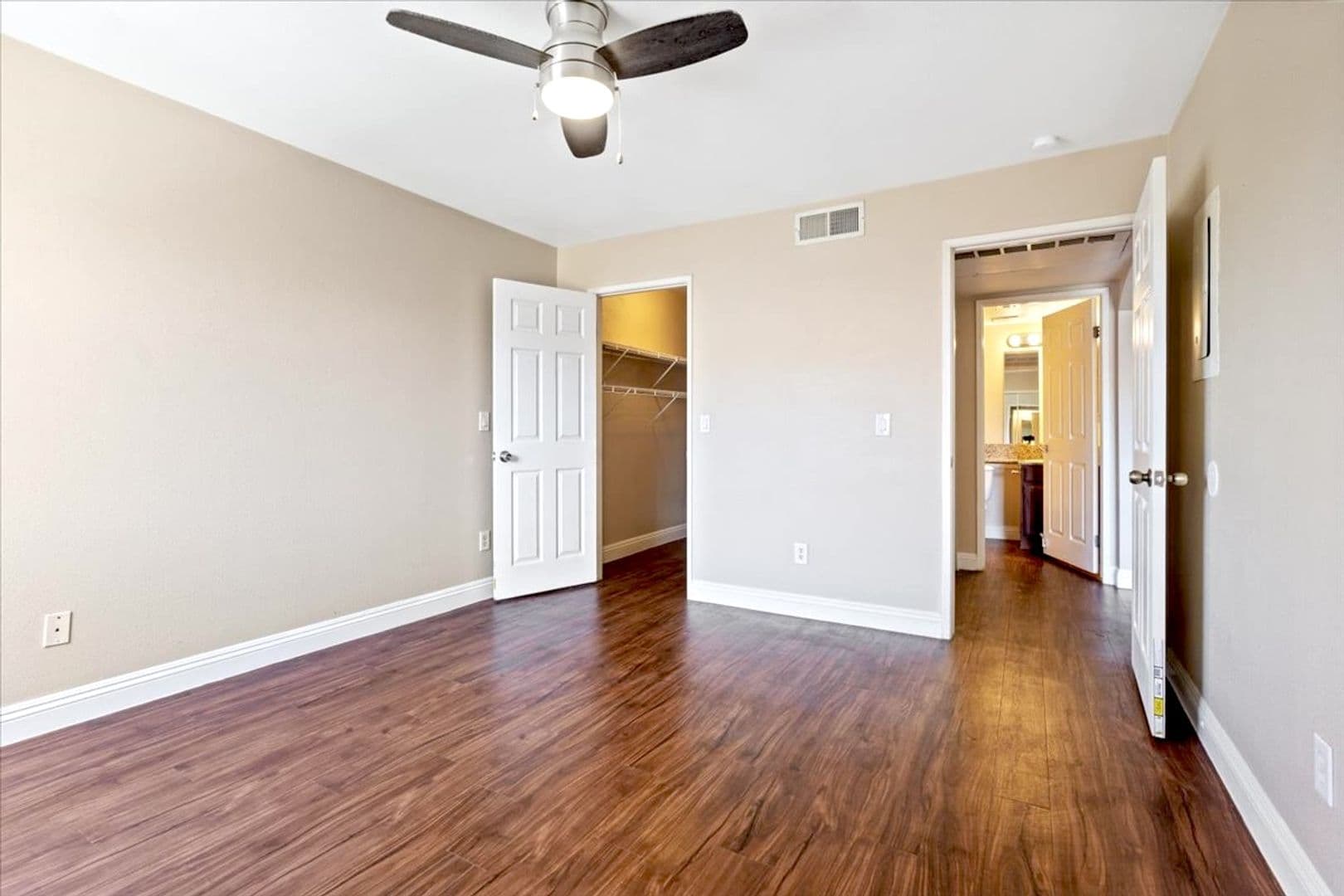 Las Vegas House: 5154 S Jones Blvd #203
