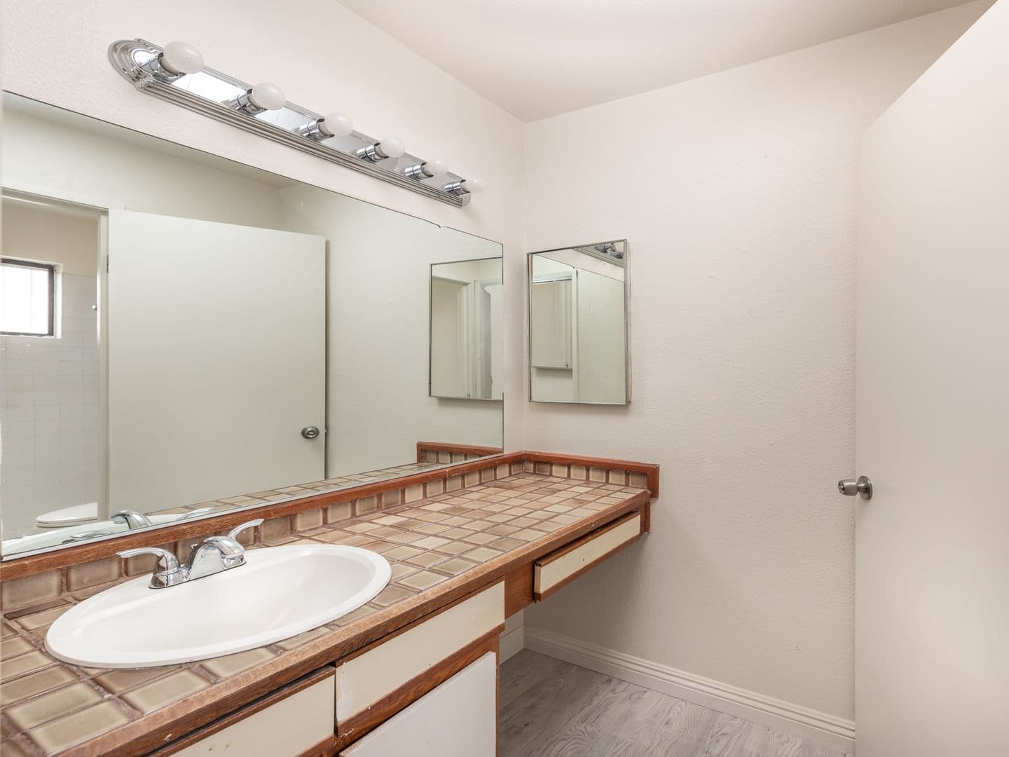 Las Vegas House: 2080 Karen Ave - B63