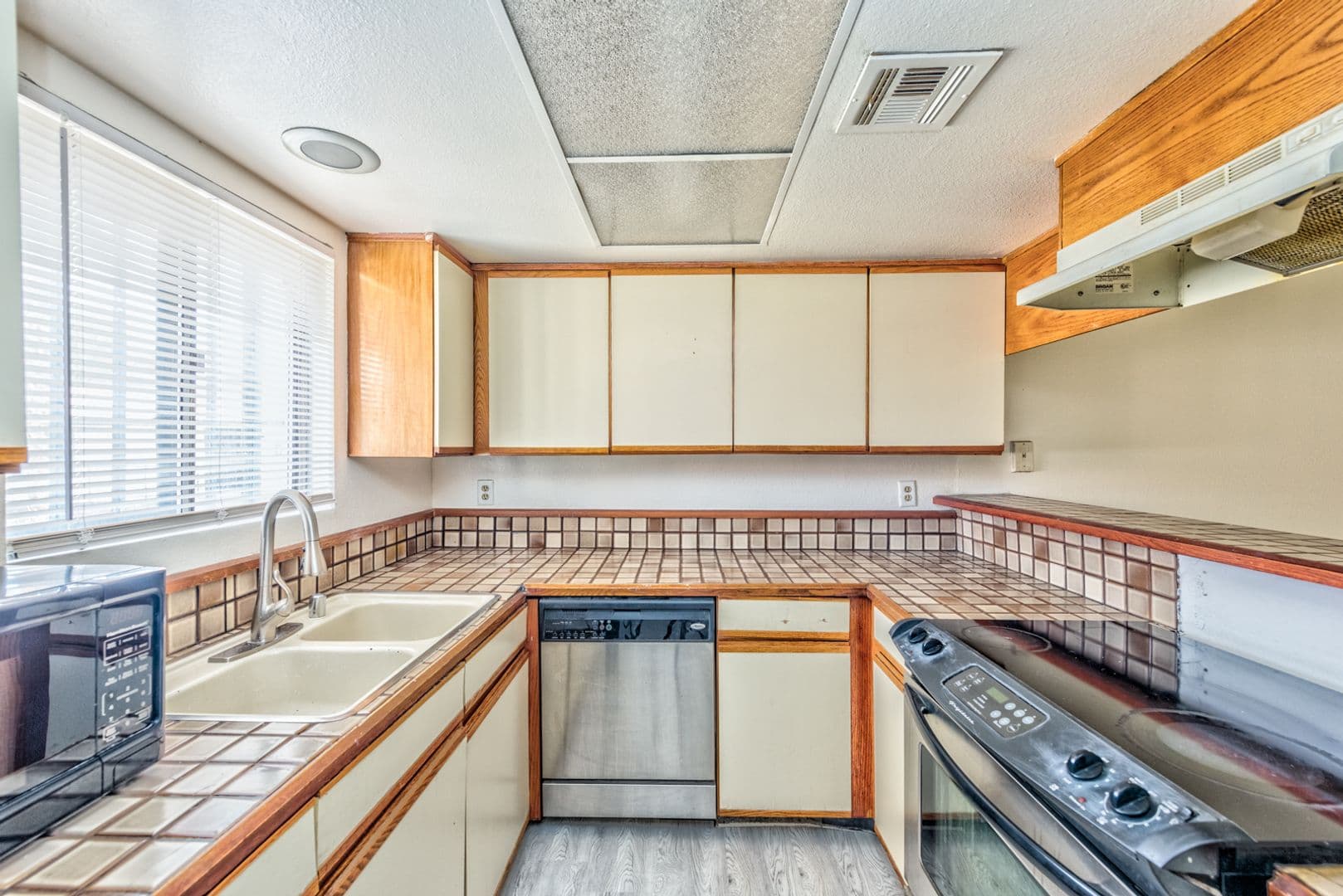 Las Vegas House: 2080 Karen Ave - B63