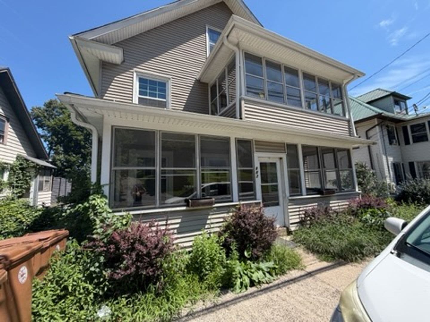 Shelton Apartment: 887 Howe Ave
