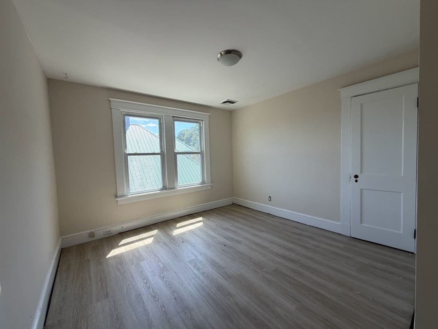 Shelton Apartment: 887 Howe Ave