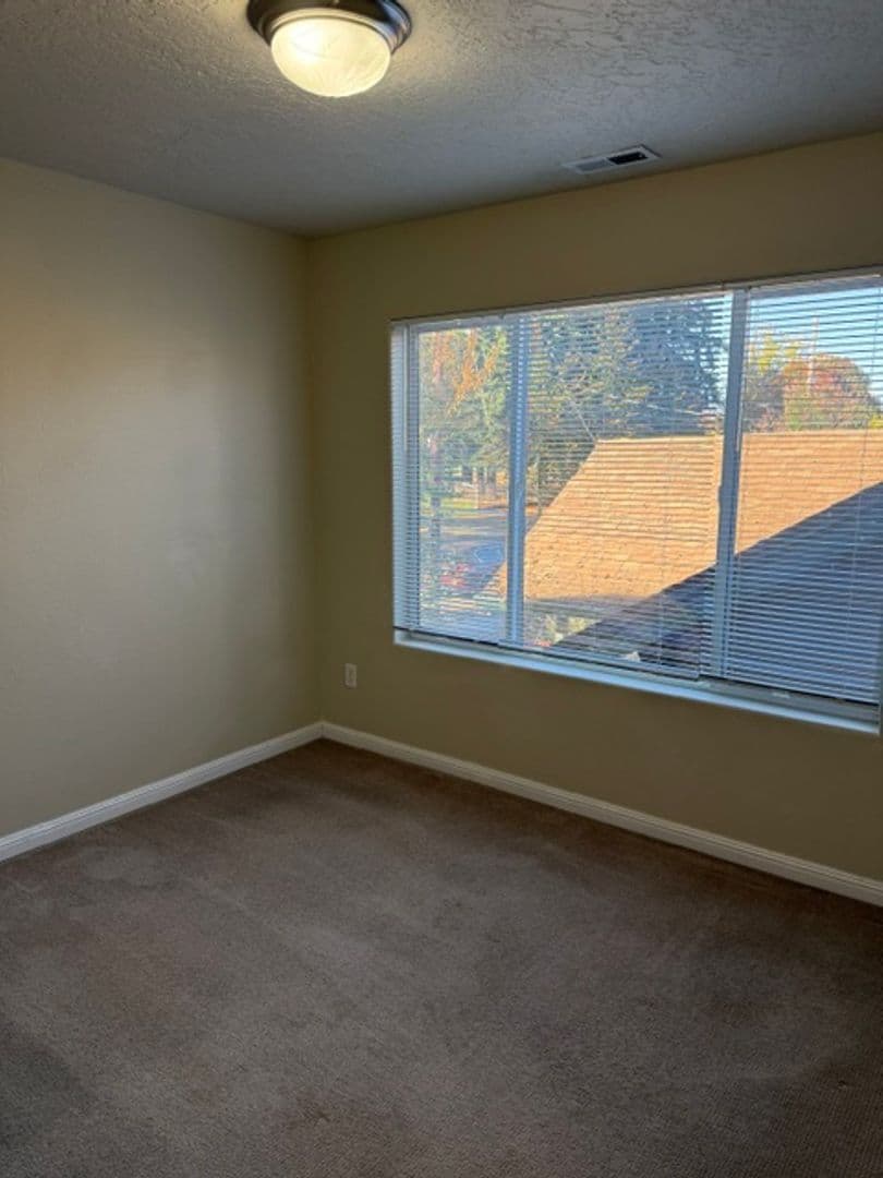 Portland House: 6941 N Smith St