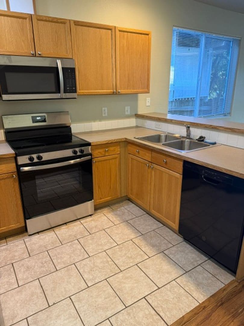 Portland House: 6941 N Smith St