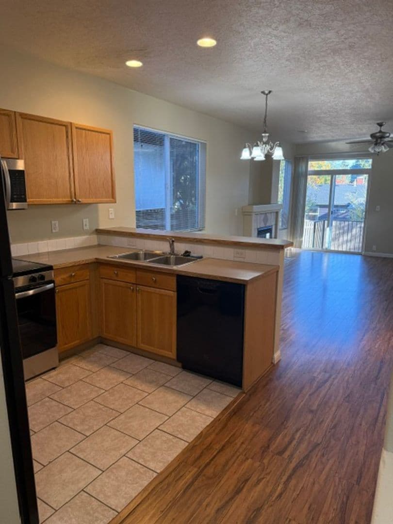 Portland House: 6941 N Smith St