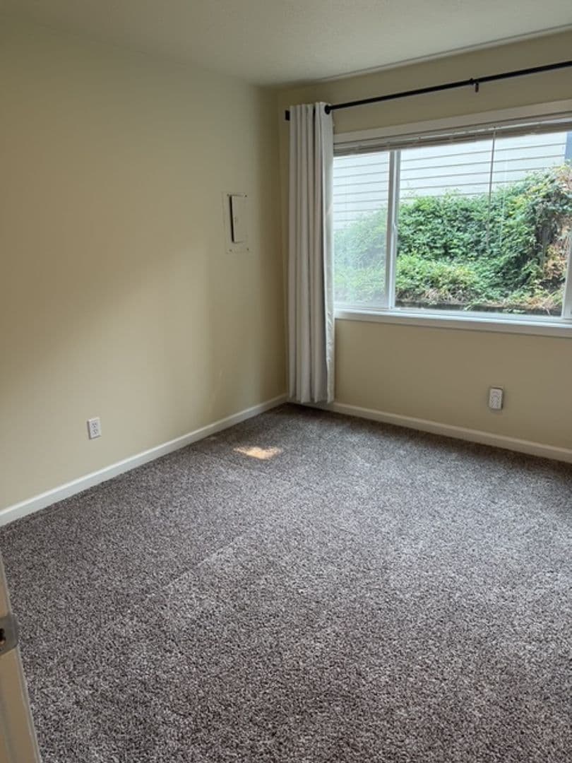Portland Apartment: 5010 SE 41st Ave