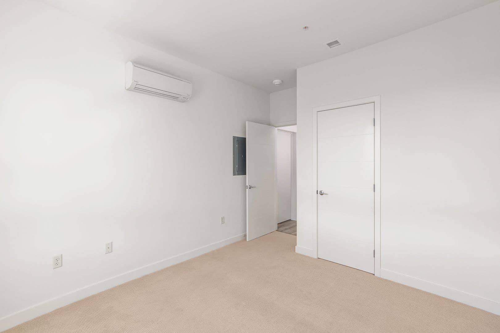 Burlington Apartment: 70 Cambrian Way