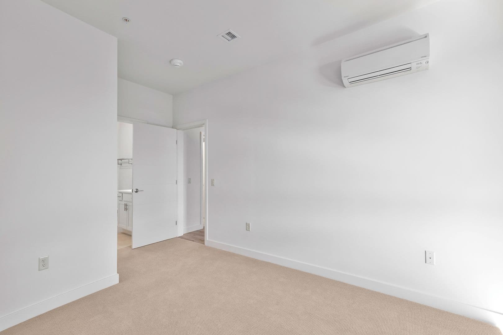 Burlington Apartment: 70 Cambrian Way