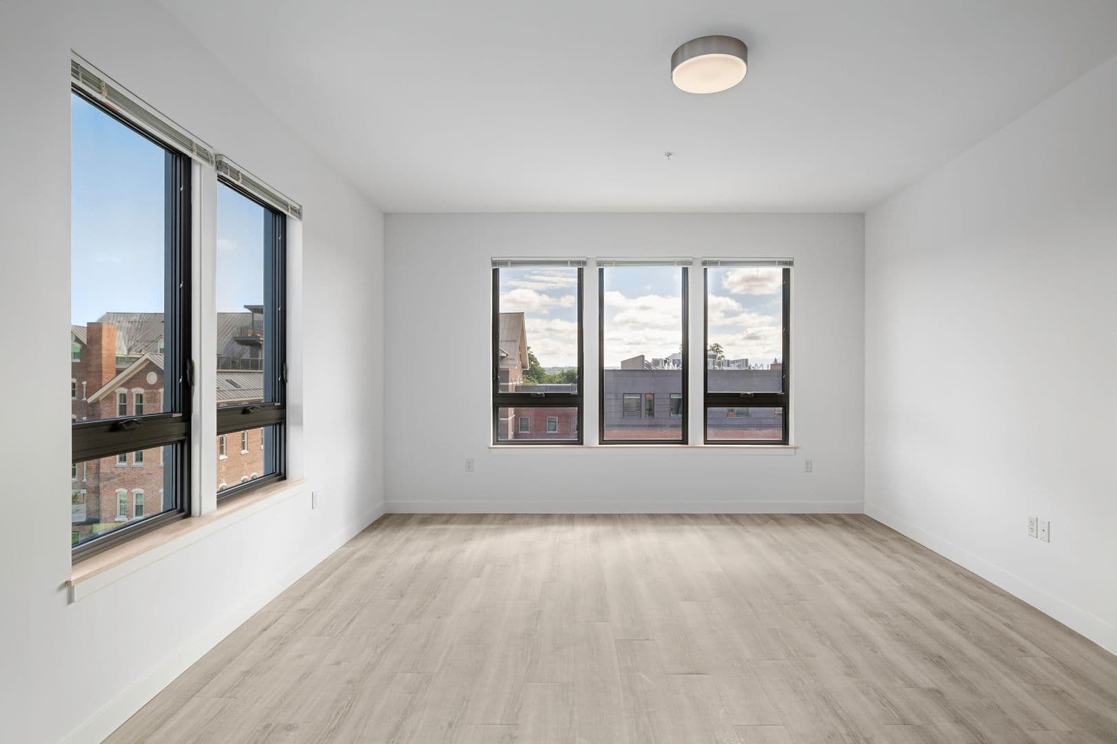 Burlington Apartment: 70 Cambrian Way