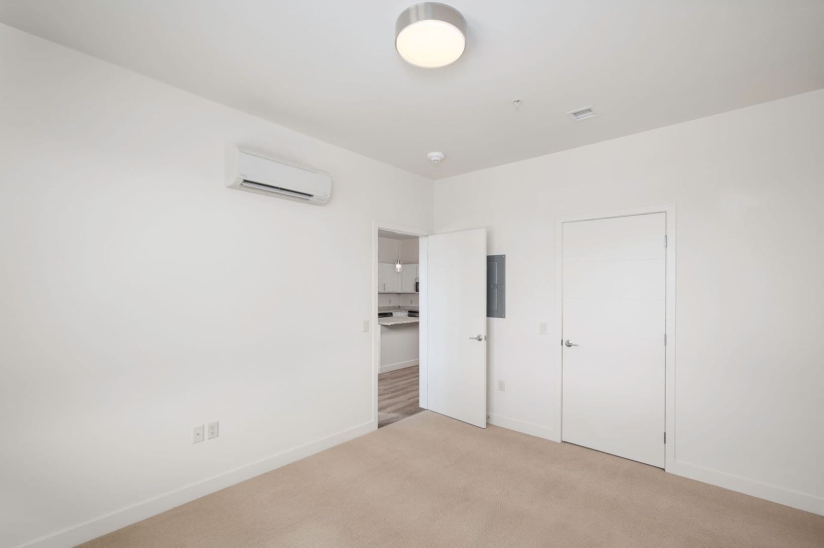 Burlington Apartment: 70 Cambrian Way