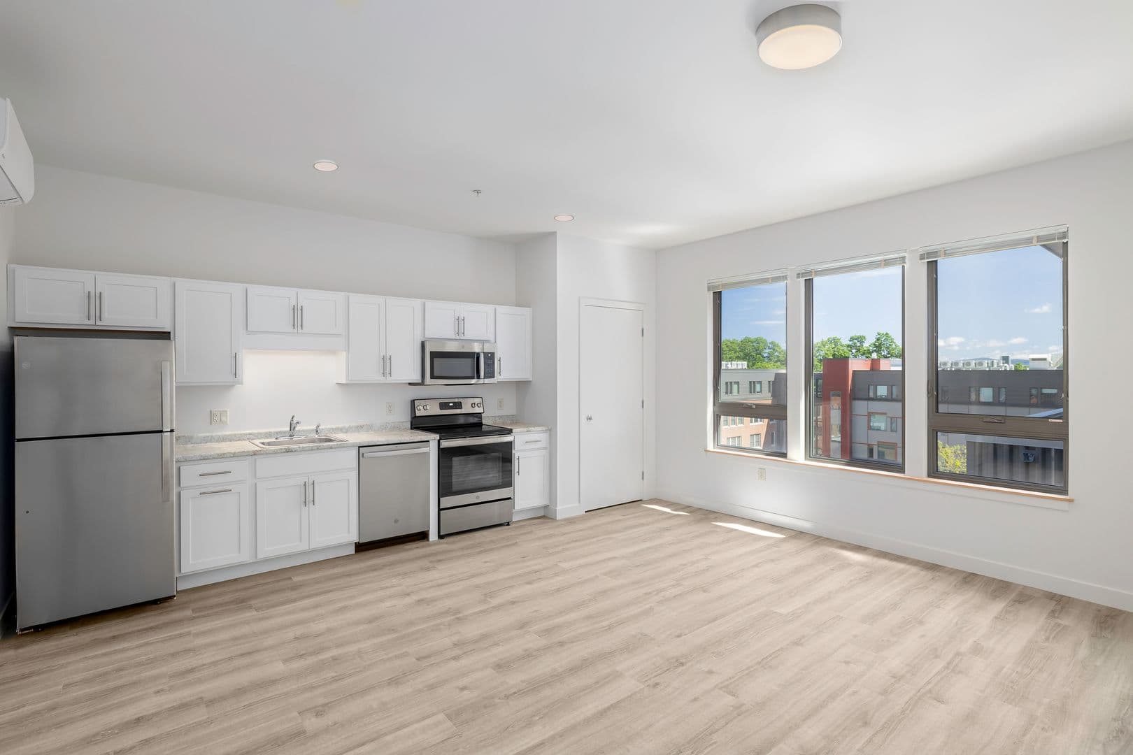 Burlington Apartment: 70 Cambrian Way