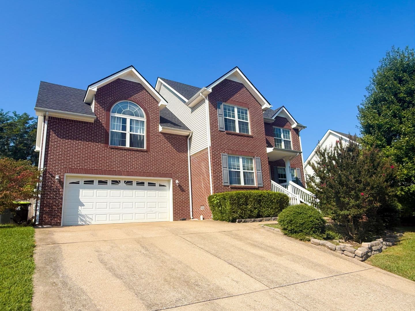 Clarksville House: 625 Winding Bluff Way