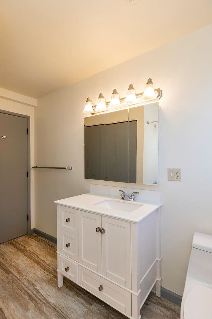 Seattle Apartment: 6549 California Ave SW