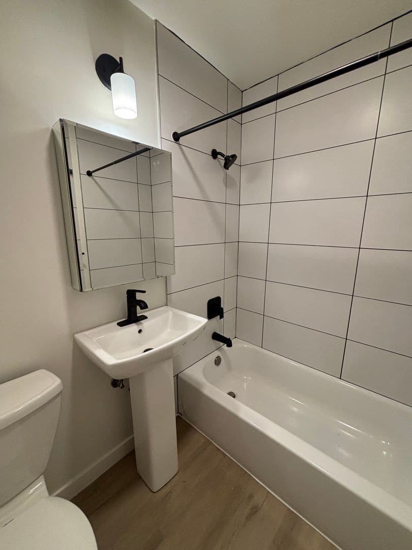 Seattle Apartment: 433 Bellevue Ave E