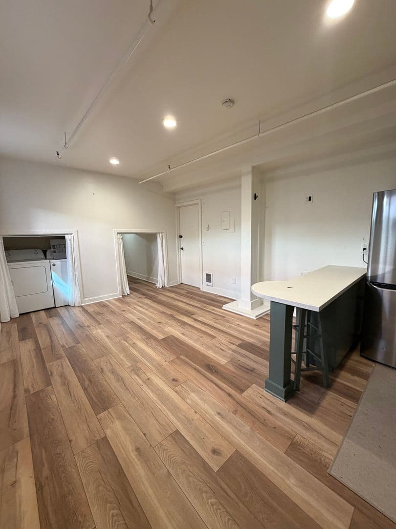 Seattle Apartment: 411 Bellevue Ave E