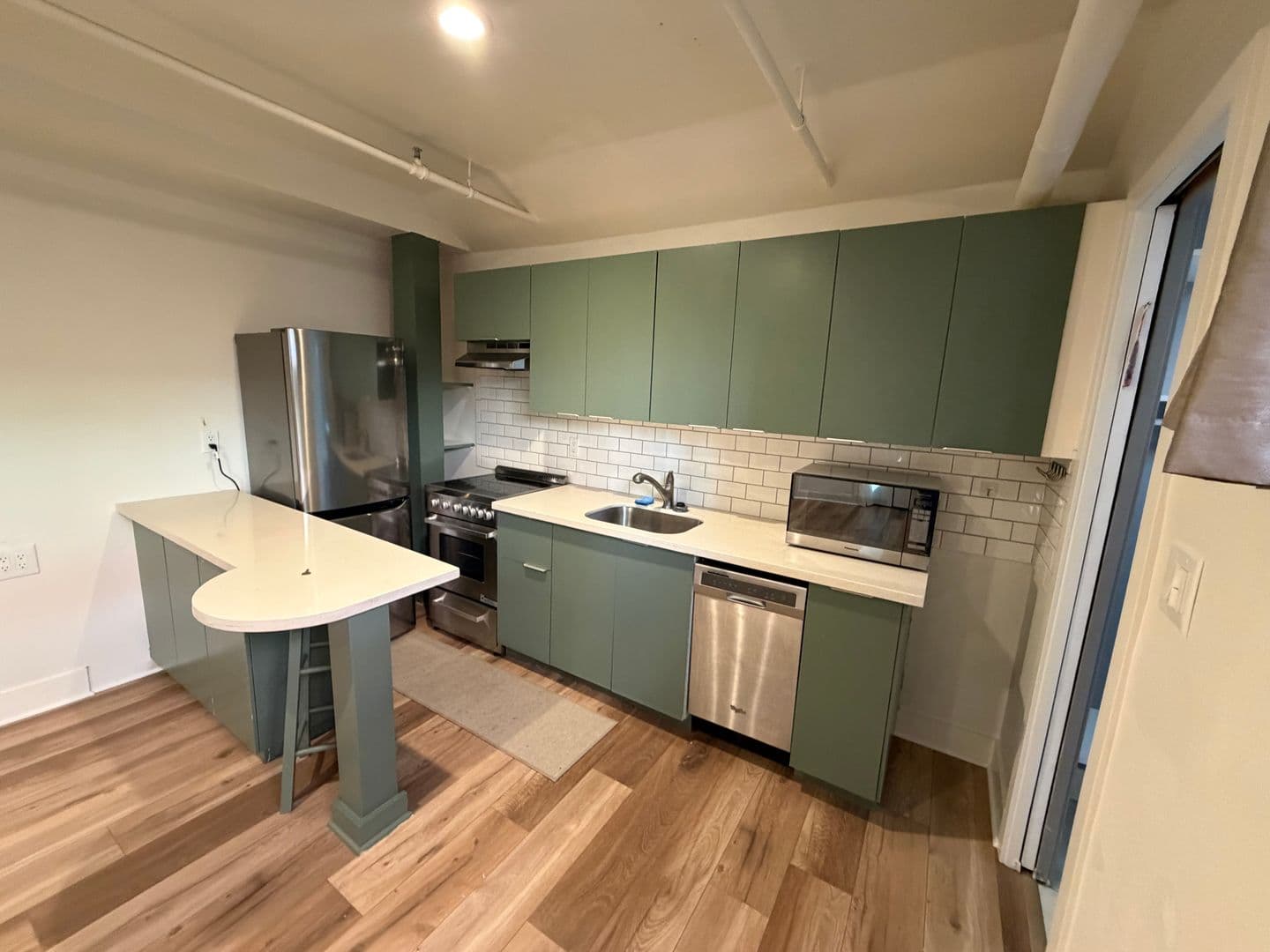 Seattle Apartment: 411 Bellevue Ave E