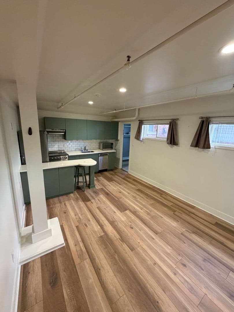 Seattle Apartment: 411 Bellevue Ave E