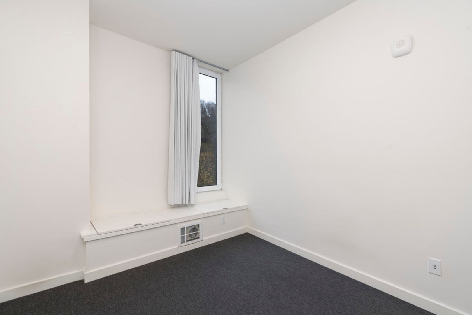 Seattle Apartment: 1622 Aurora Ave N