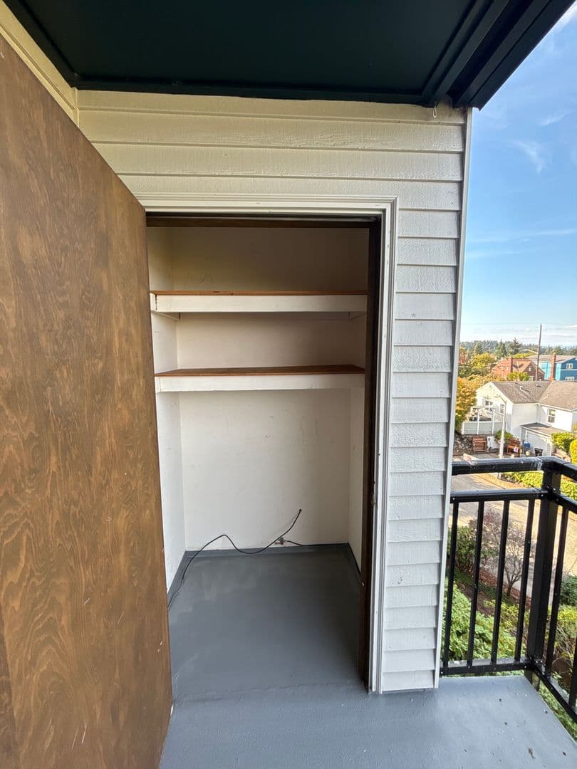 Seattle Apartment: 3520 28th Ave W
