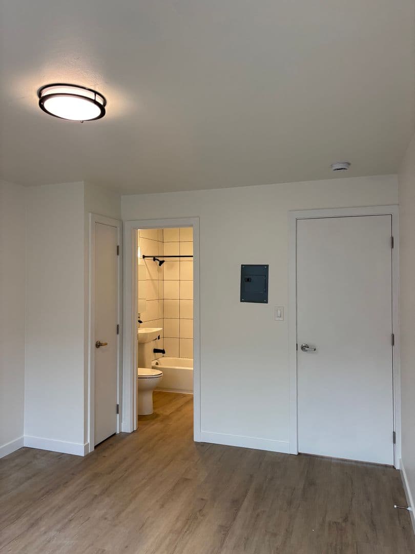 Seattle Apartment: 433 Bellevue Ave E