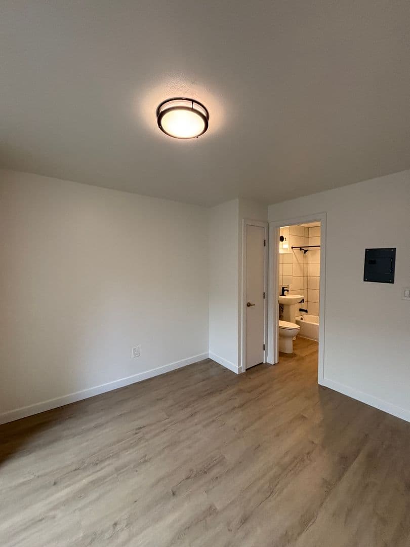 Seattle Apartment: 433 Bellevue Ave E