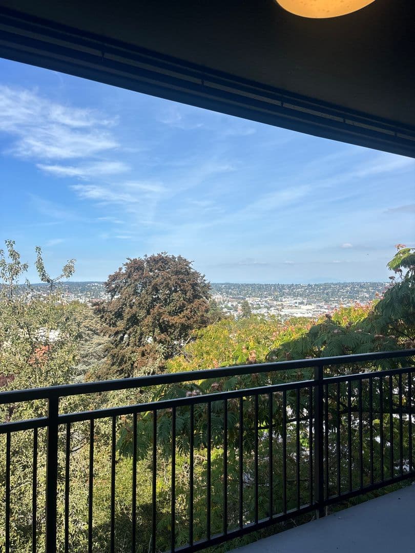 Seattle Apartment: 3520 28th Ave W