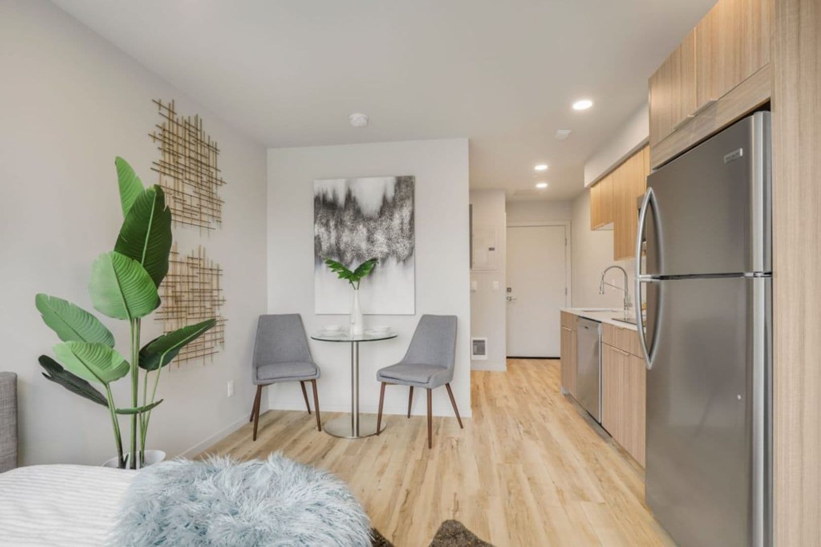 Seattle Apartment: 949 N 80th St