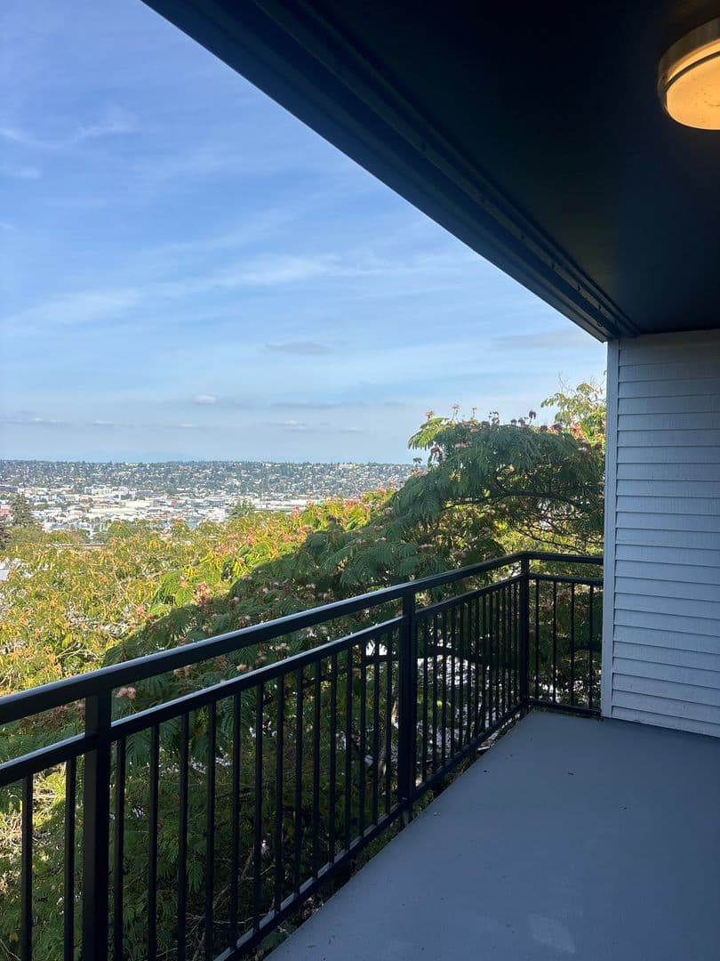 Seattle Apartment: 3520 28th Ave W