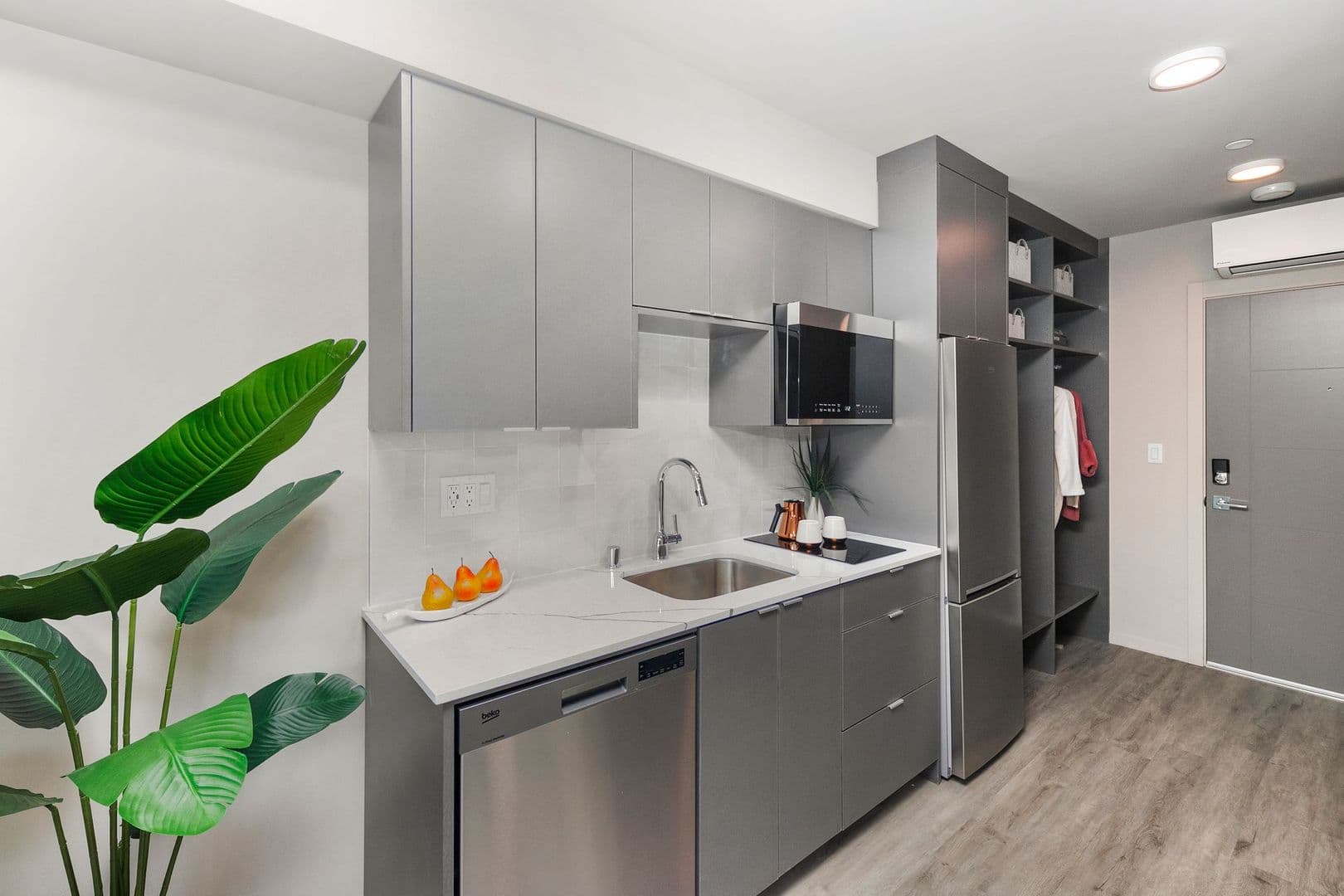 Seattle Apartment: 3084 SW Avalon Way