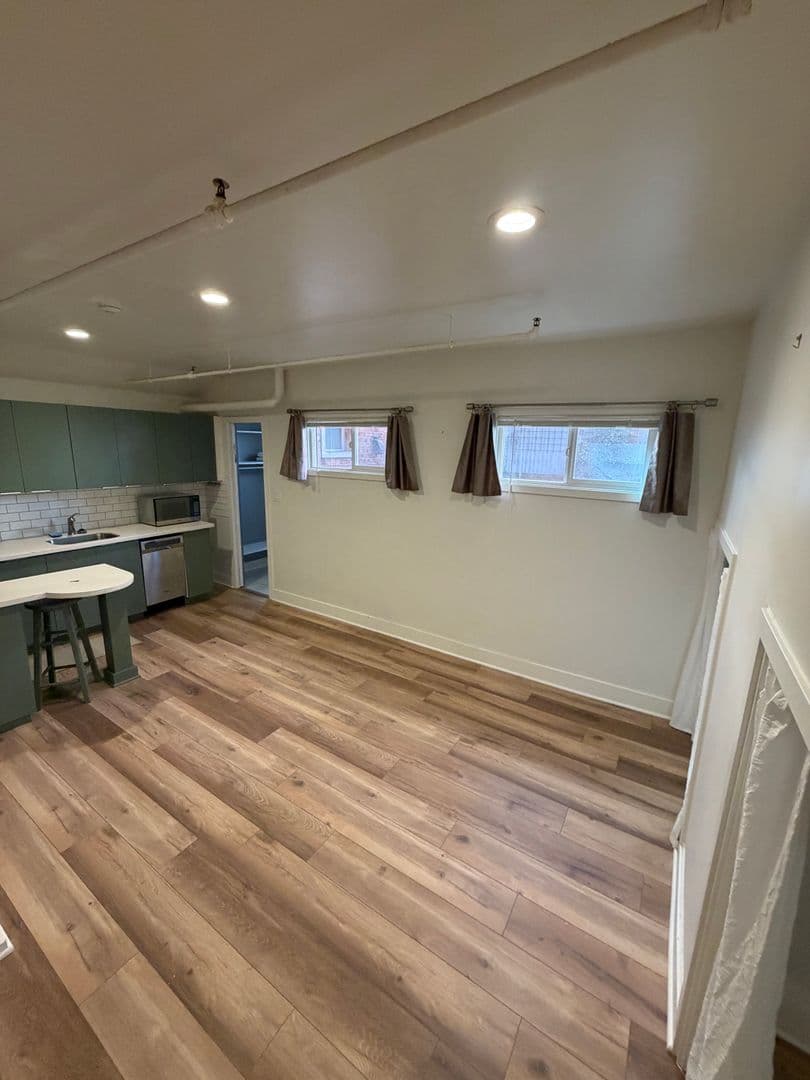 Seattle Apartment: 411 Bellevue Ave E
