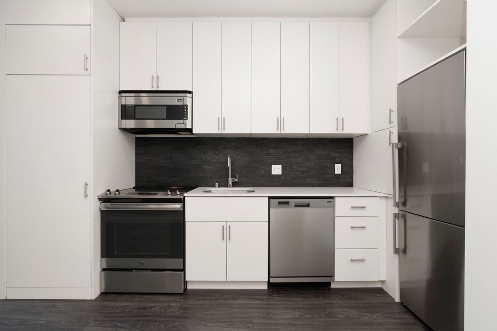 Seattle Apartment: 1622 Aurora Ave N