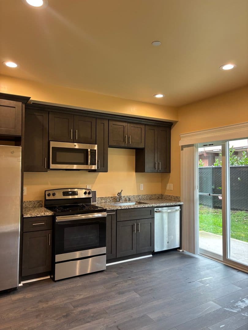 Burien Apartment: 12614 Ambaum Blvd SW