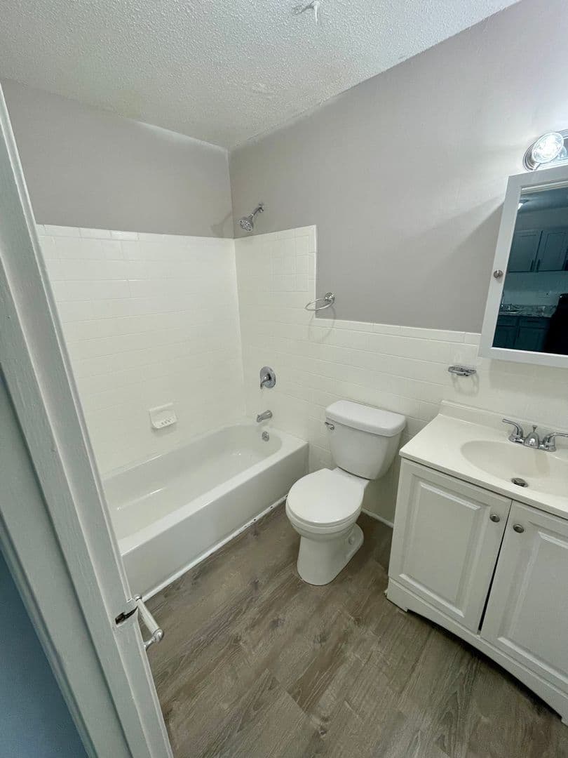 Waterbury Apartment: 222 Bradley Avenue