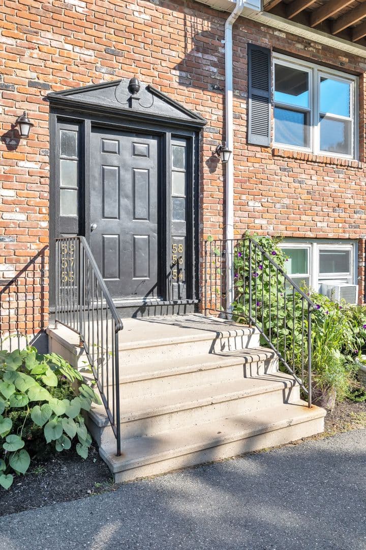 Waterbury Apartment: 138 Hillcrest Avenue