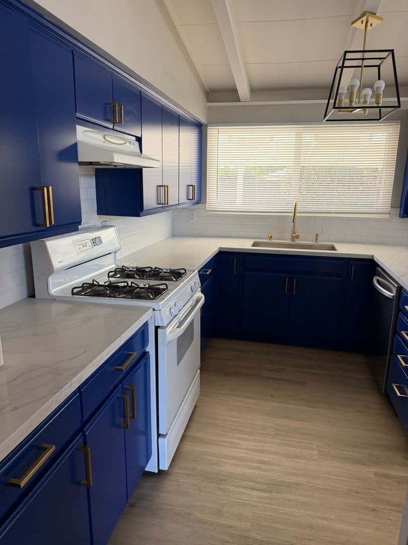 Hayward House: 27513 La Porte Ave.