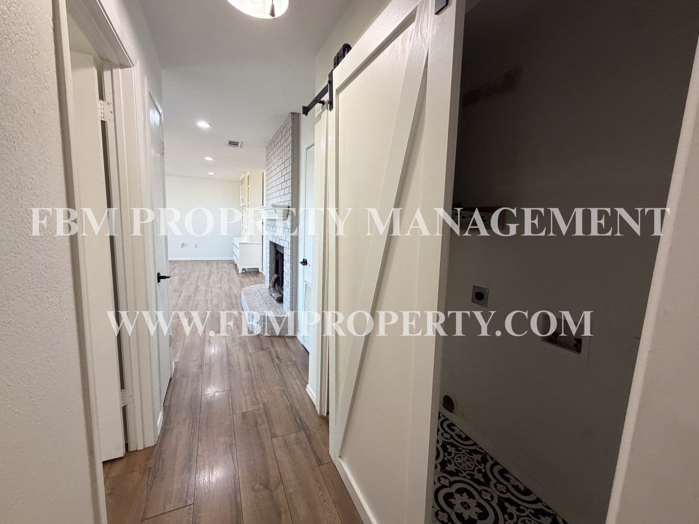 Midlothian House: 616 E Avenue E