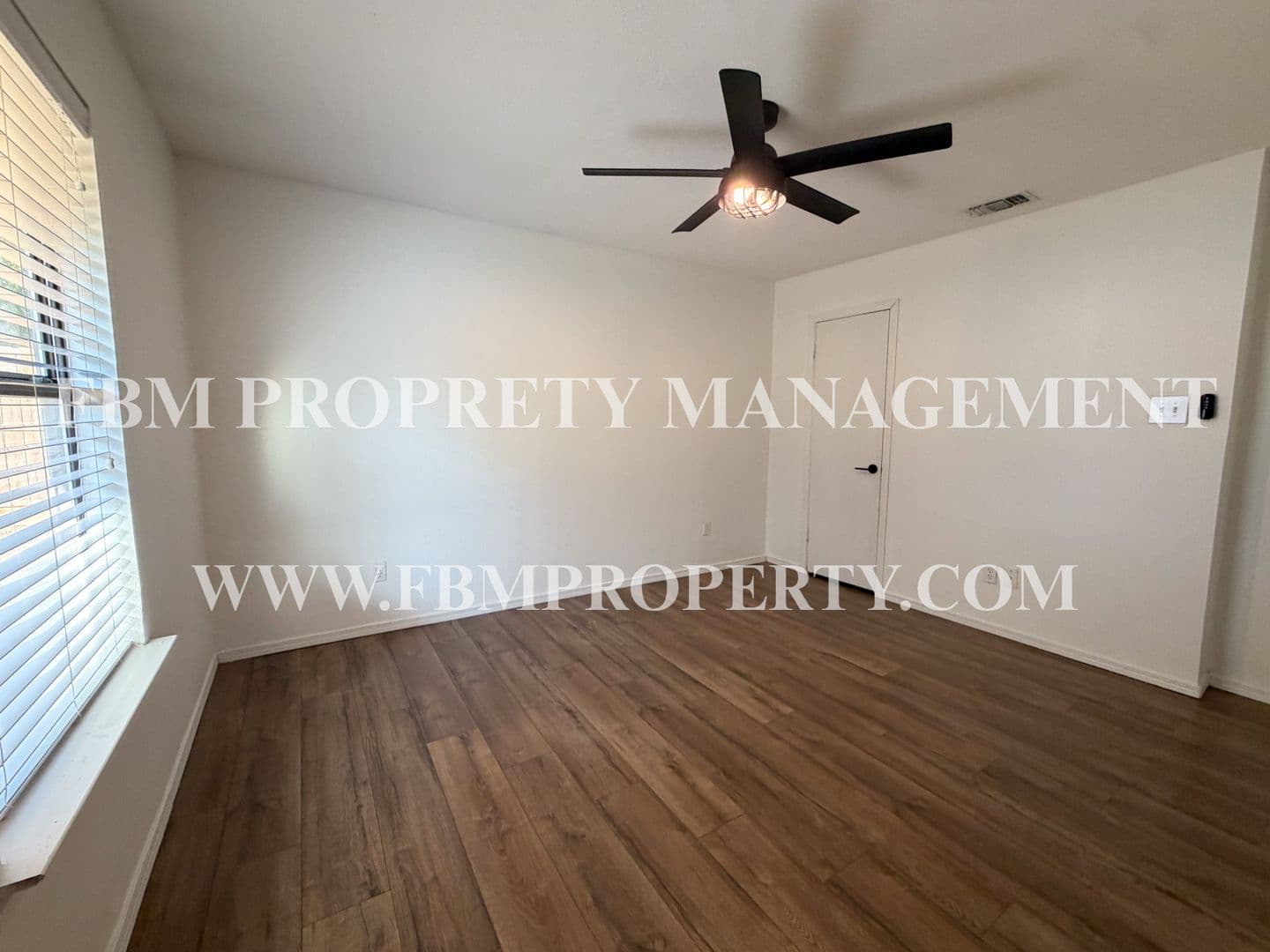 Midlothian House: 616 E Avenue E