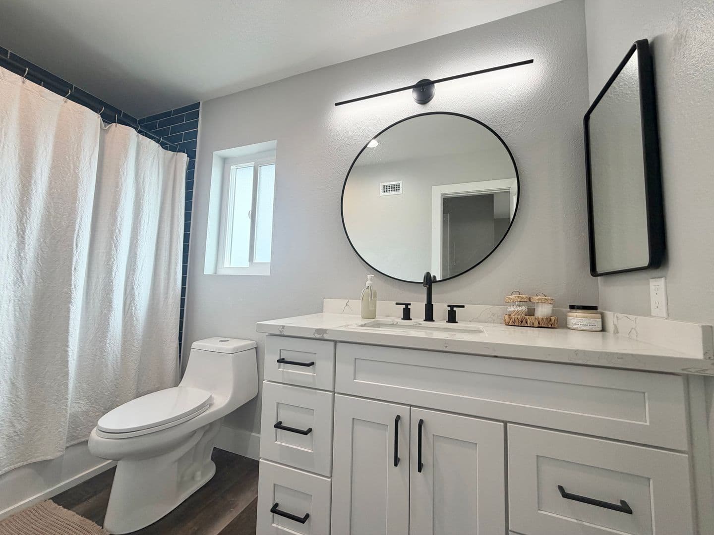 Oceanside House: 4588 Vinyard St
