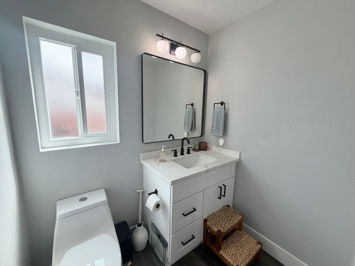Oceanside House: 4588 Vinyard St