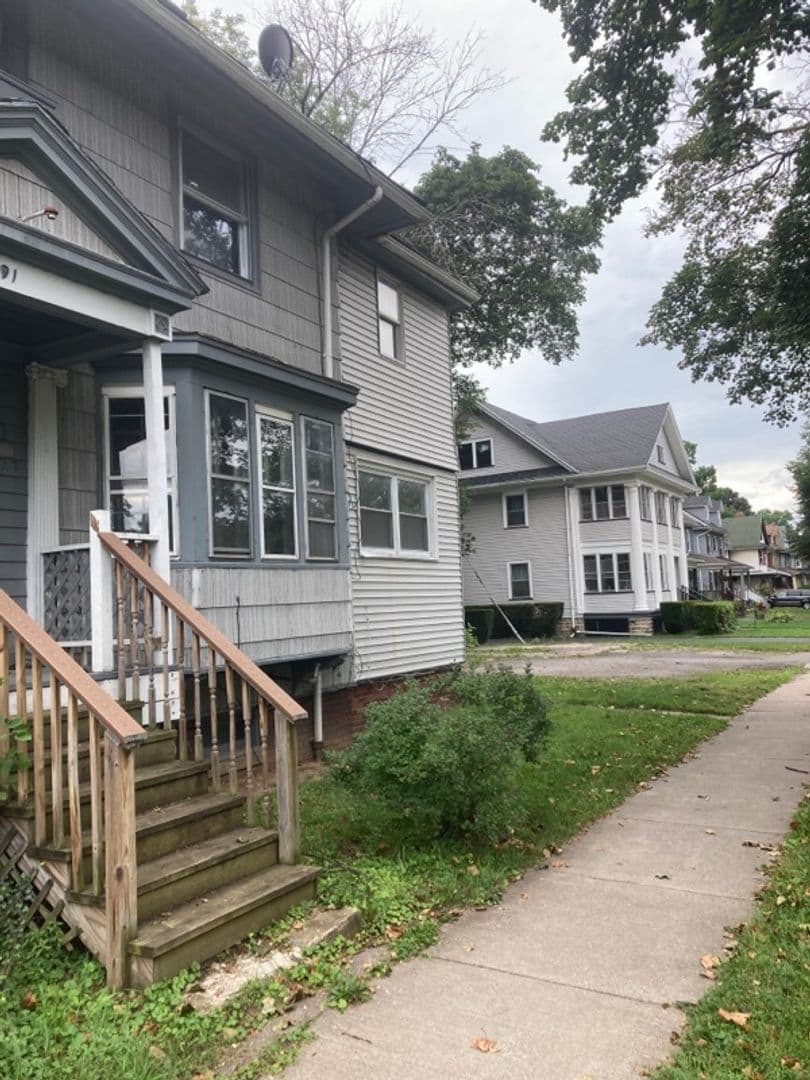 Rochester Apartment: 323 Wellington Ave
