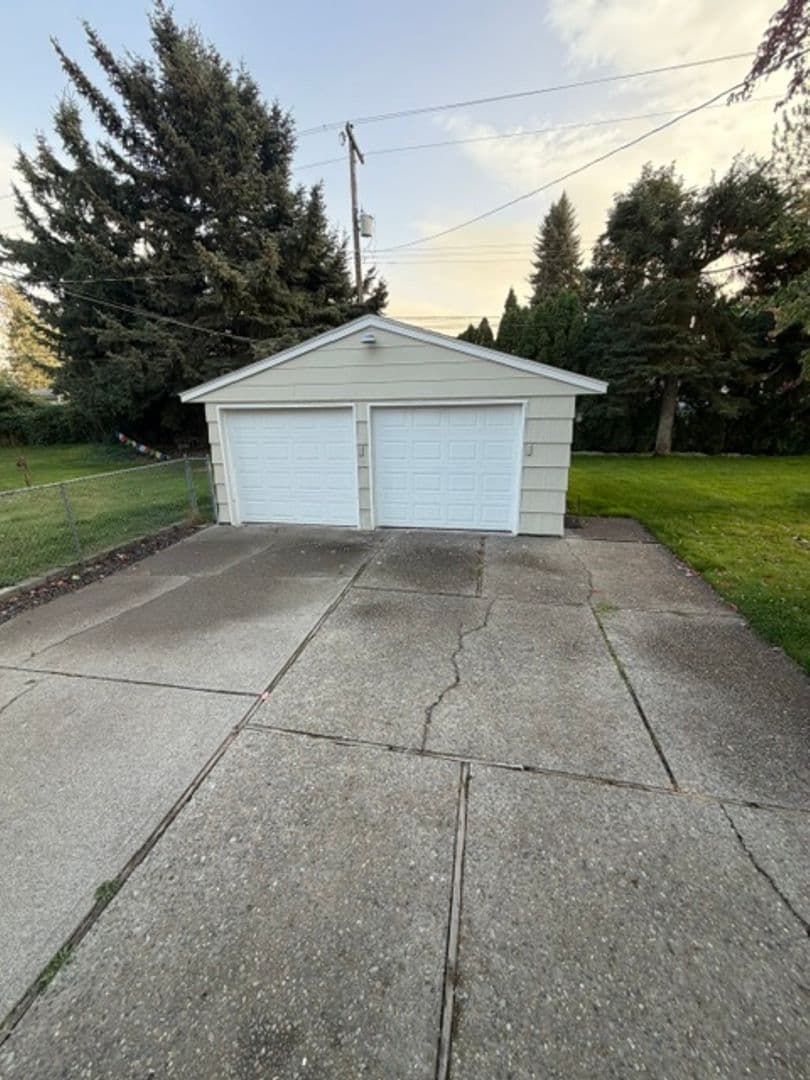 Spokane House: 609 W Barnes Rd