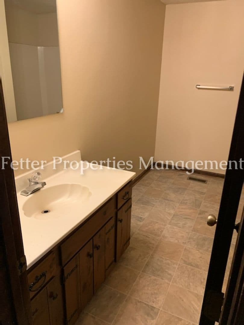 Newburgh Apartment: 6566 Heathervale Ct.