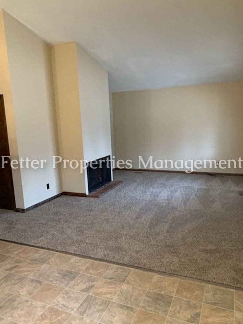Newburgh Apartment: 6566 Heathervale Ct.