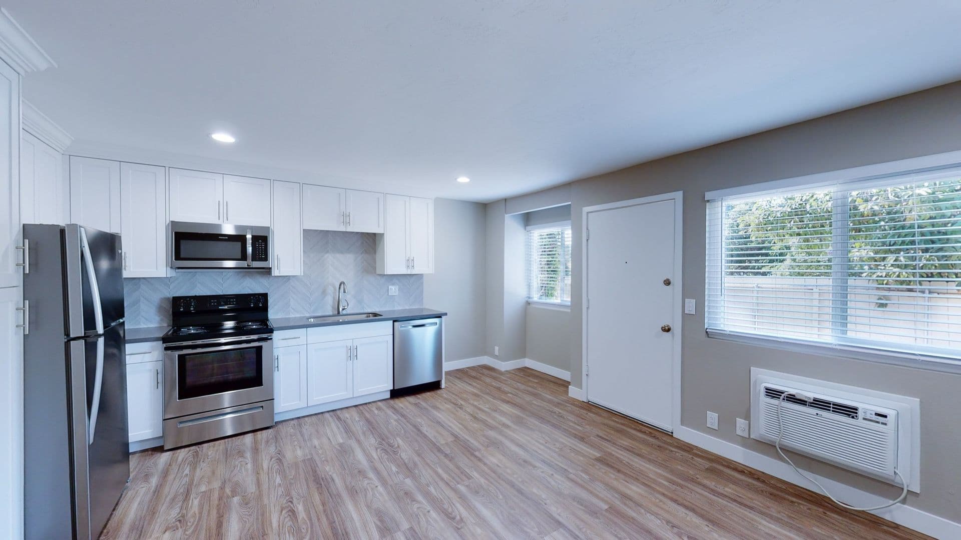 Fallbrook Apartment: 302-338 E. Fallbrook St