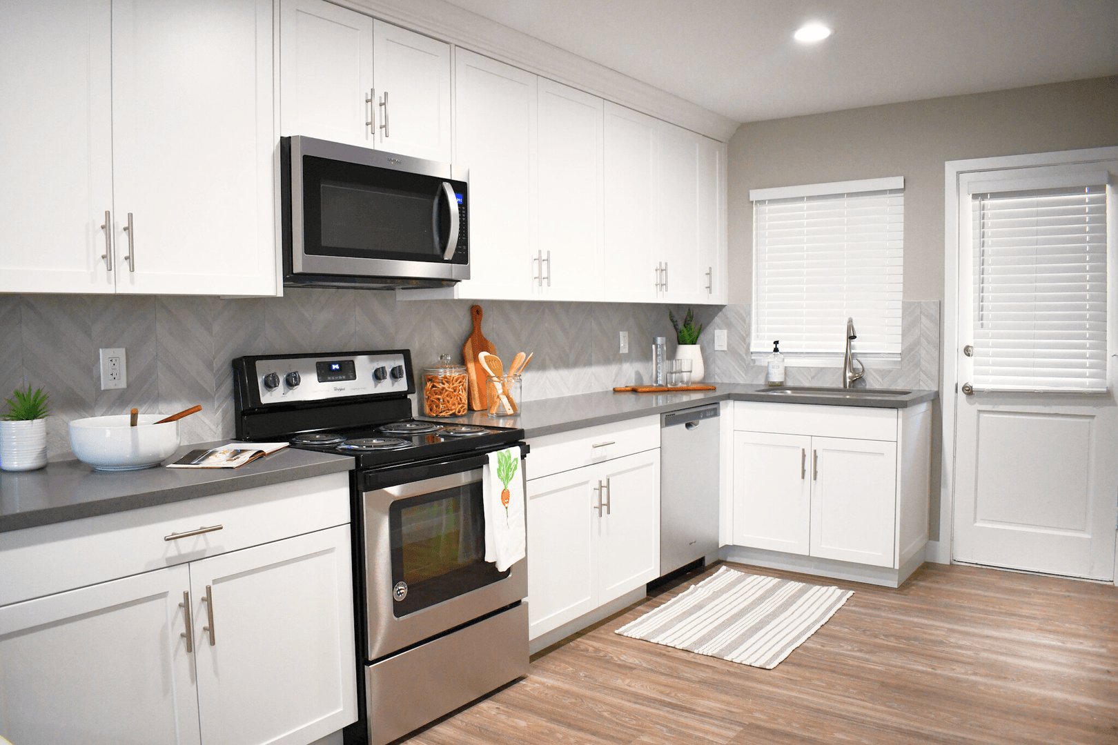 Fallbrook Apartment: 302-338 E. Fallbrook St