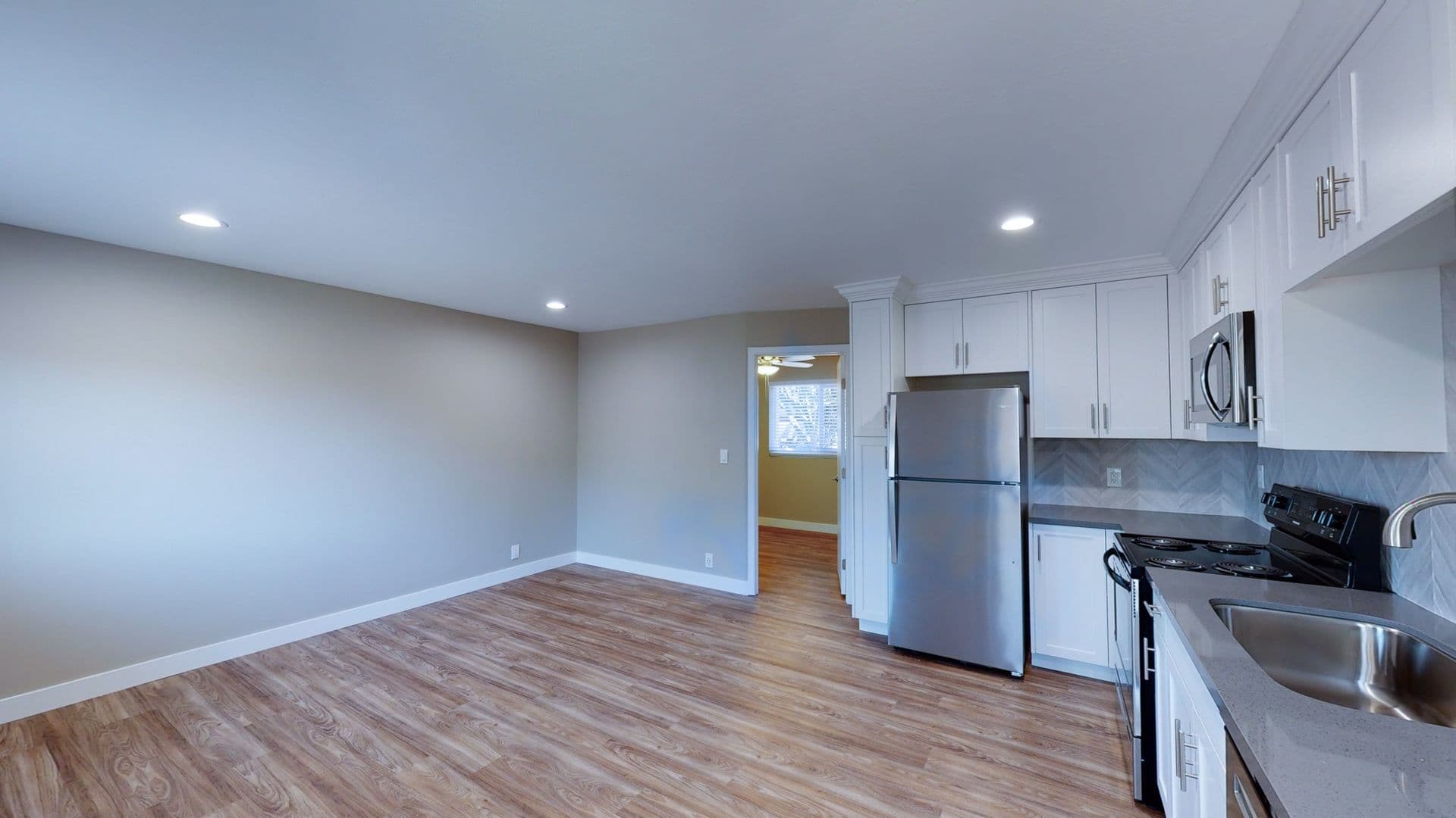 Fallbrook Apartment: 302-338 E. Fallbrook St